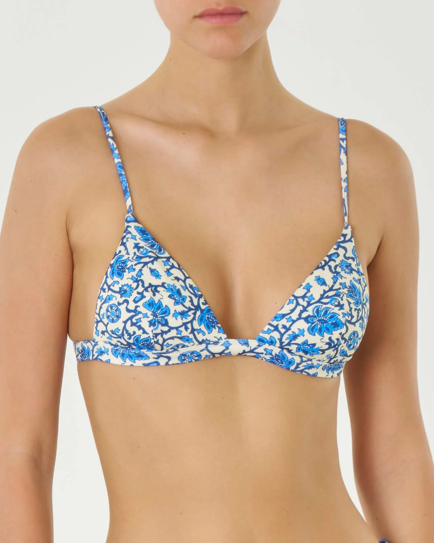 Bikini bianco a fantasia floreale blu China con reggiseno a triangolo e slip classico
