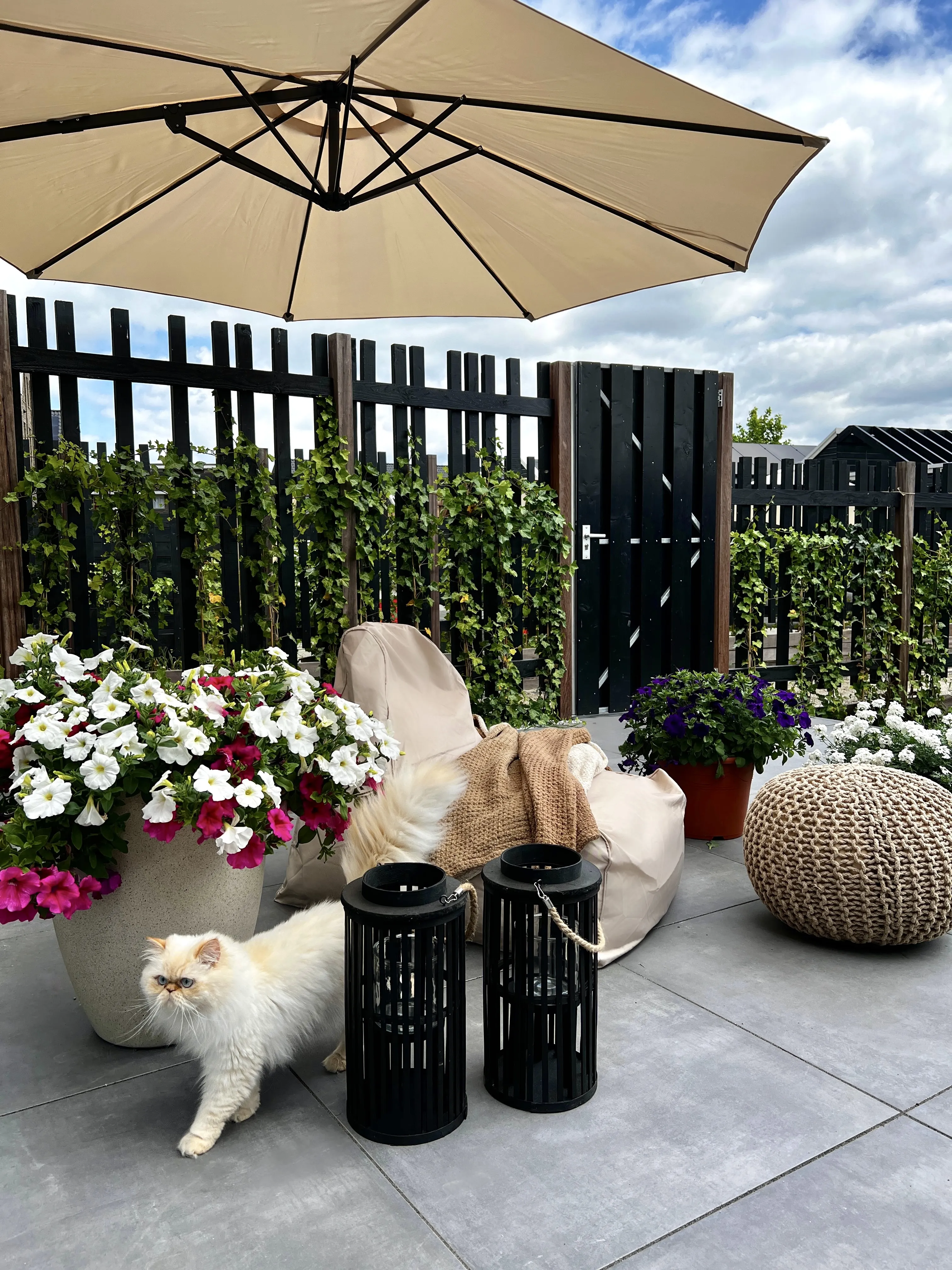 Cantilever Garden Parasol ⌀ 3 m Sand Beige SAVONA