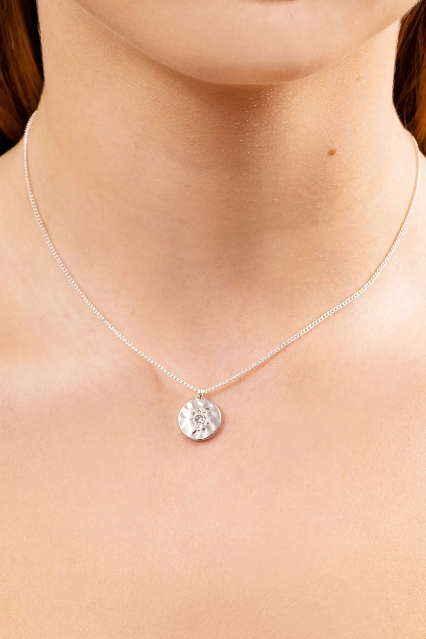 Caramel Jewellery London Argento - Collana con disco martellato