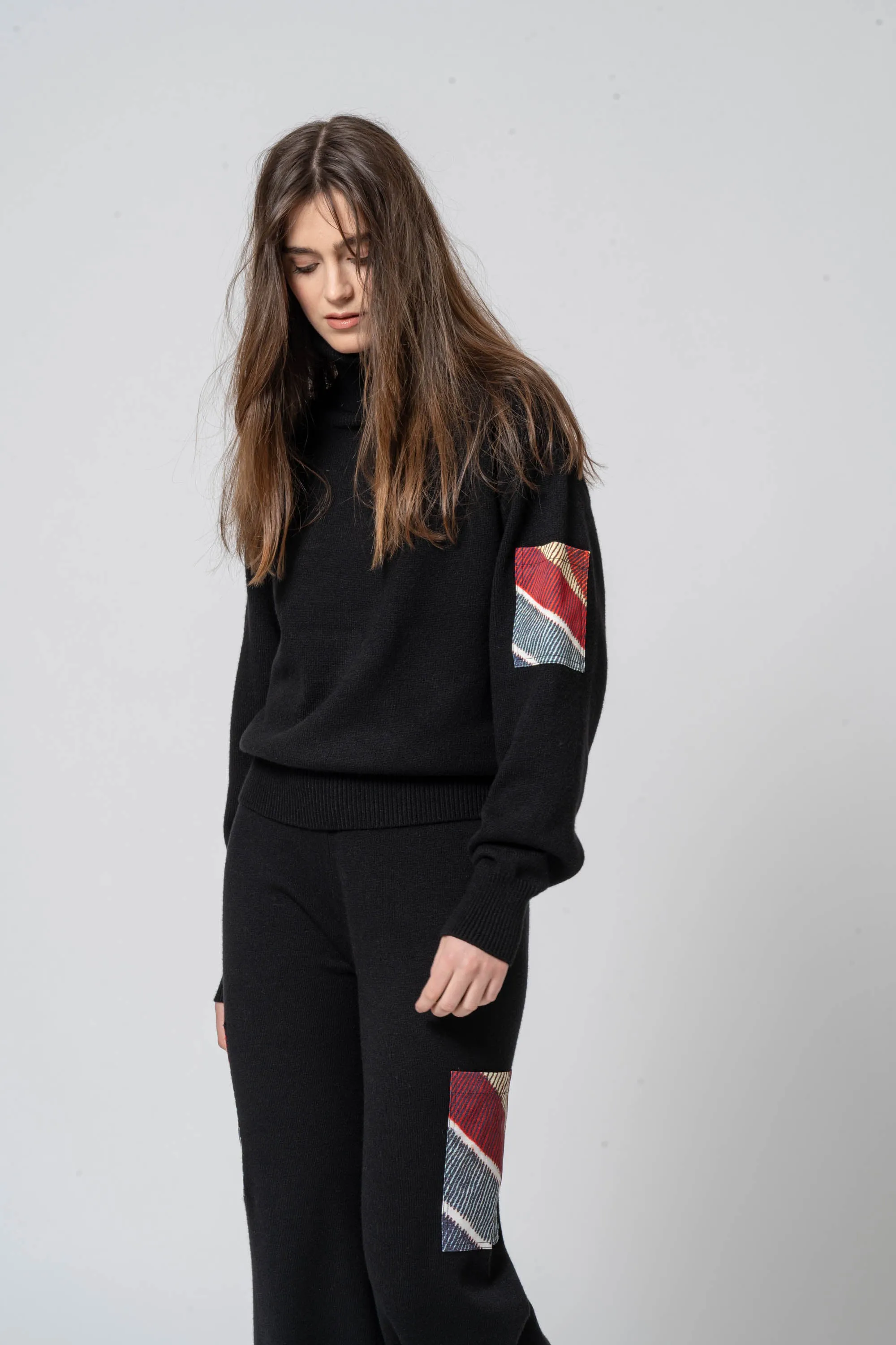 Maglia collo alto con-dettaglio tasca