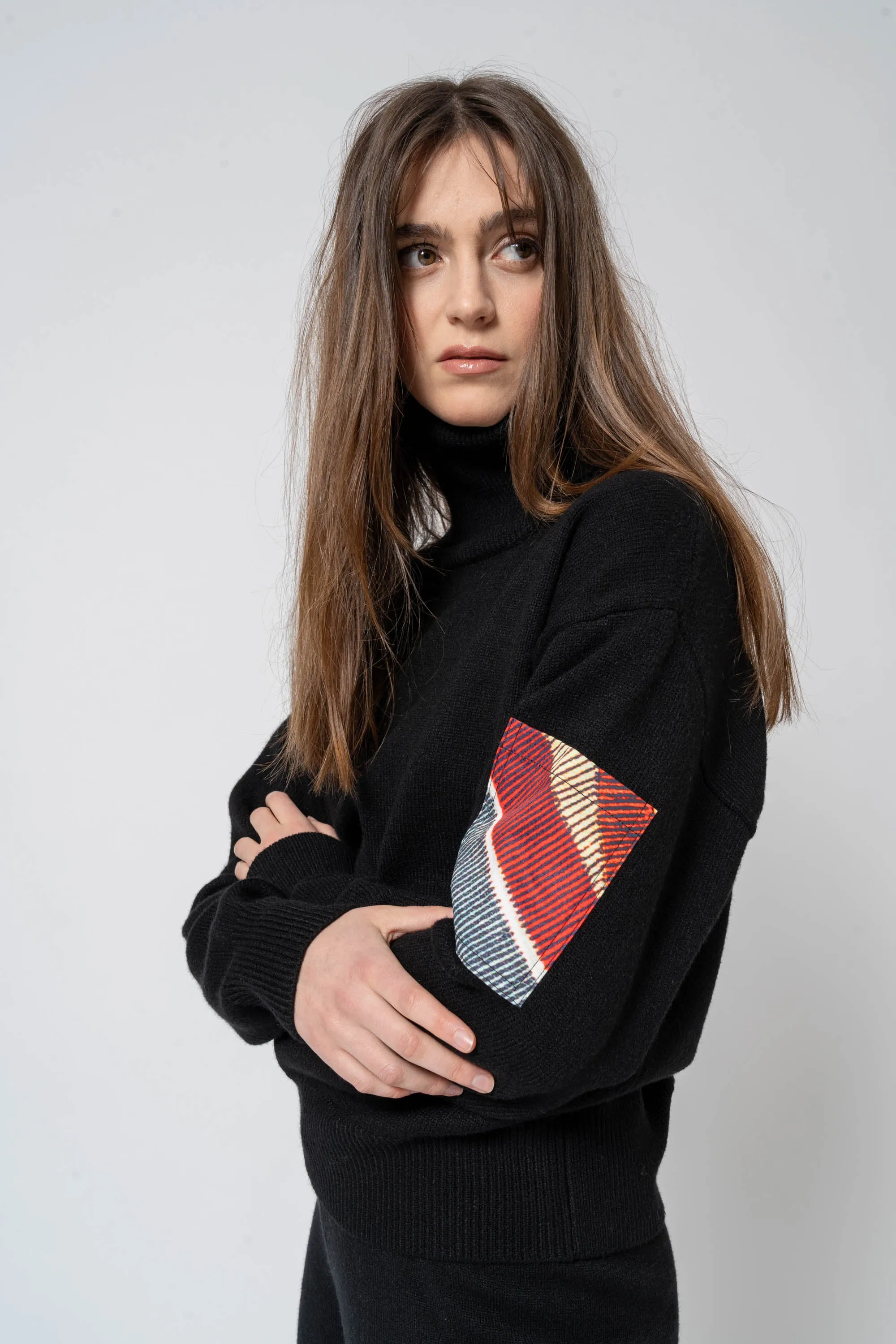 Maglia collo alto con-dettaglio tasca