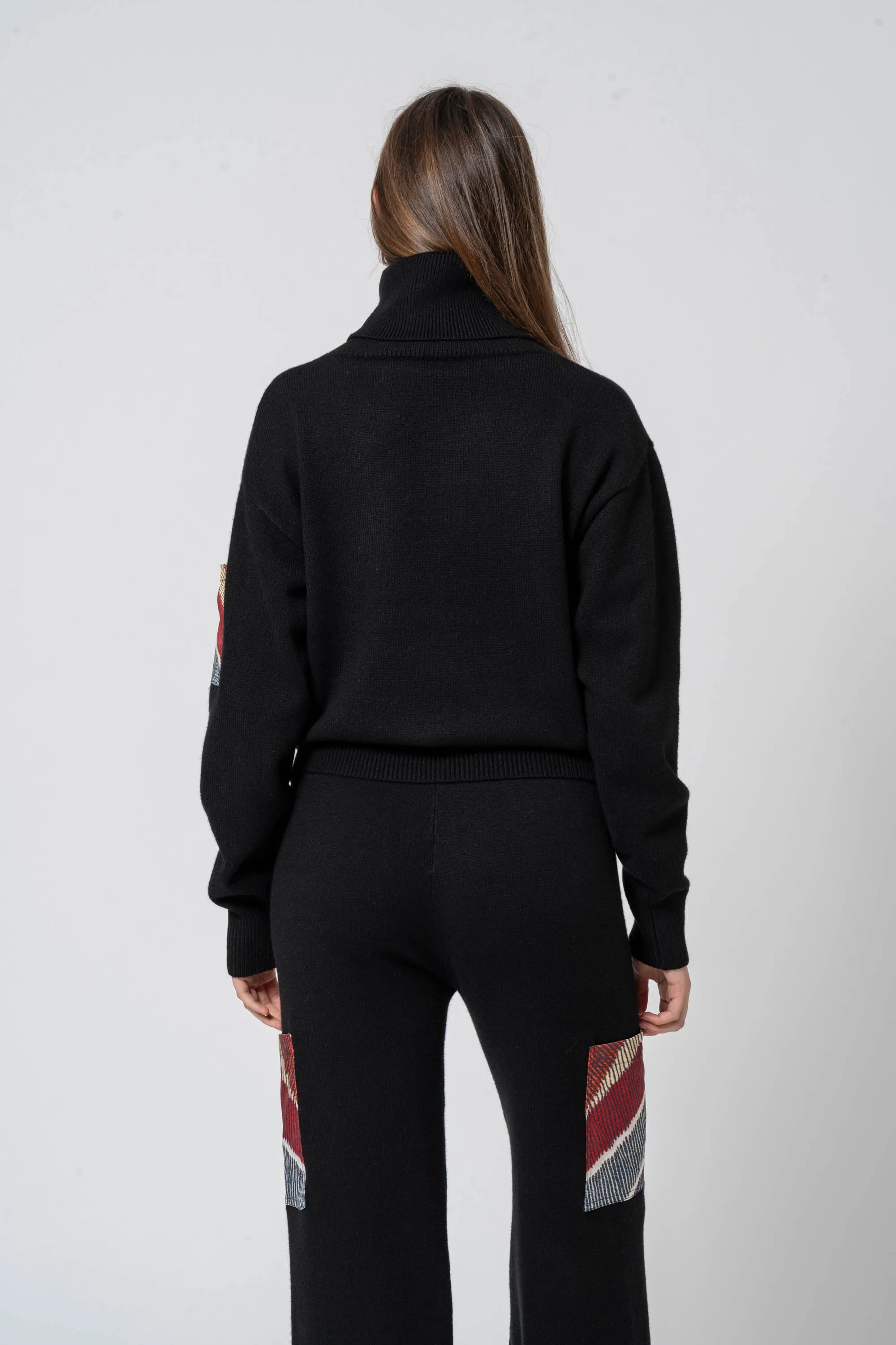 Maglia collo alto con-dettaglio tasca