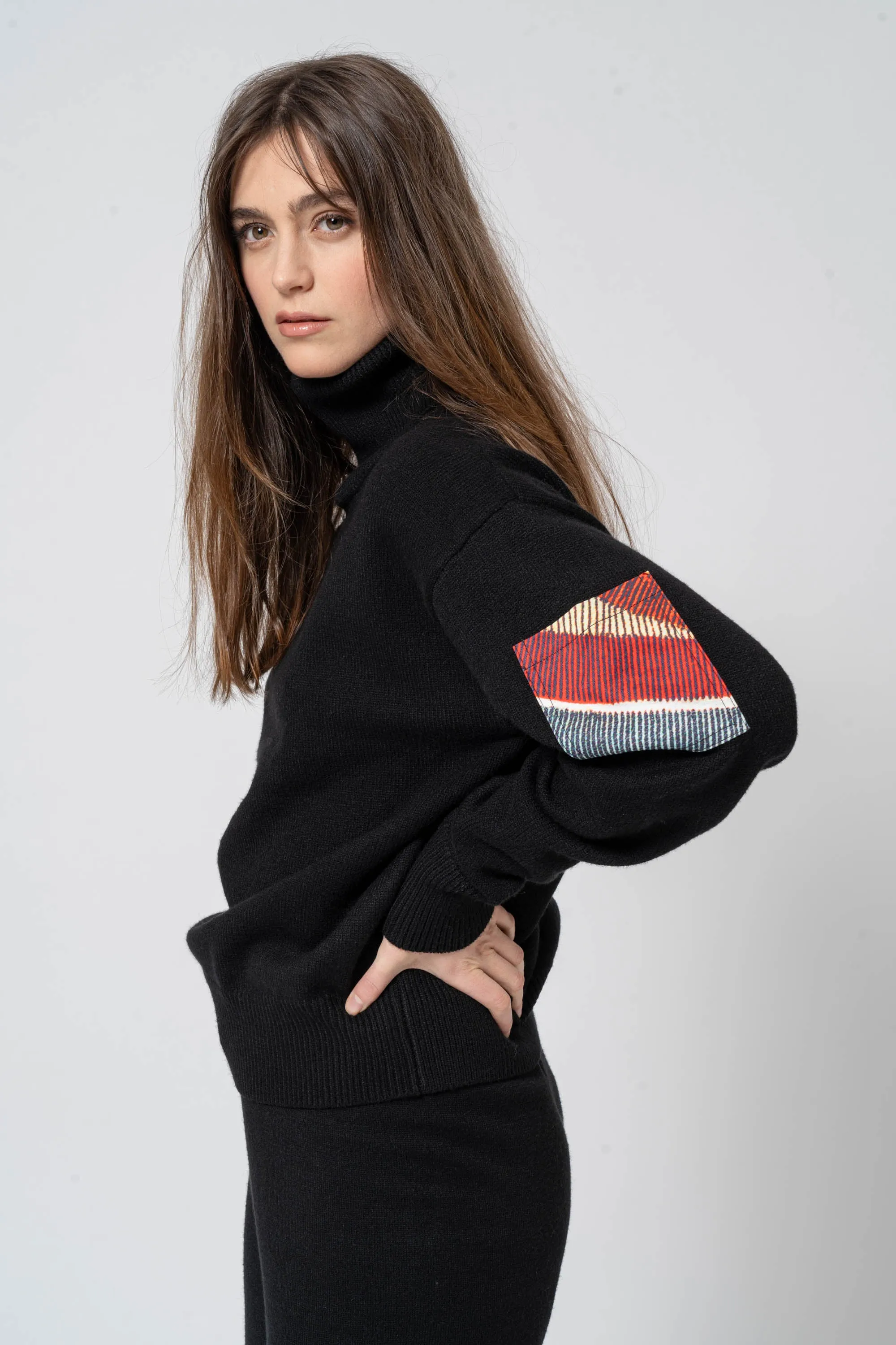 Maglia collo alto con-dettaglio tasca