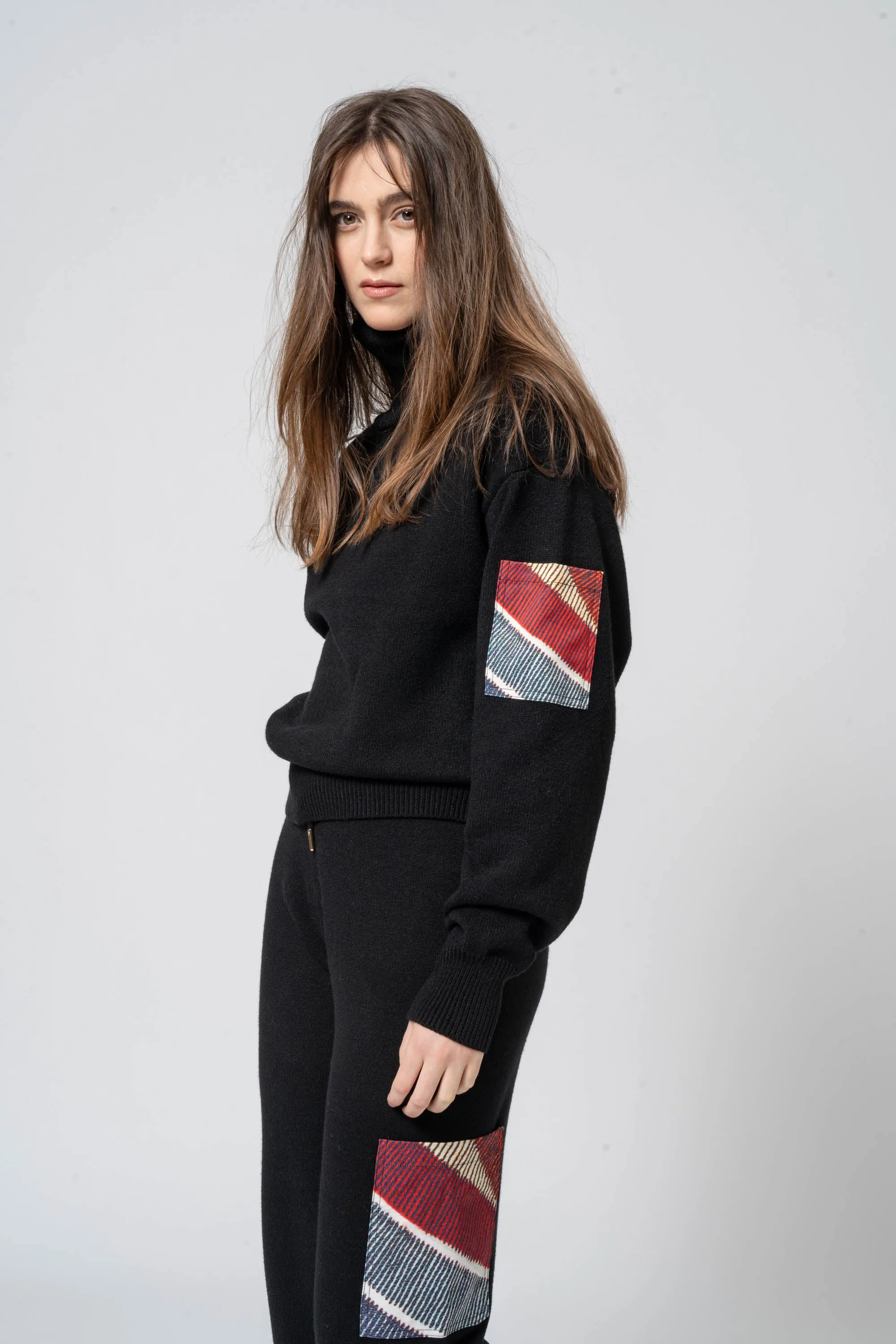 Maglia collo alto con-dettaglio tasca