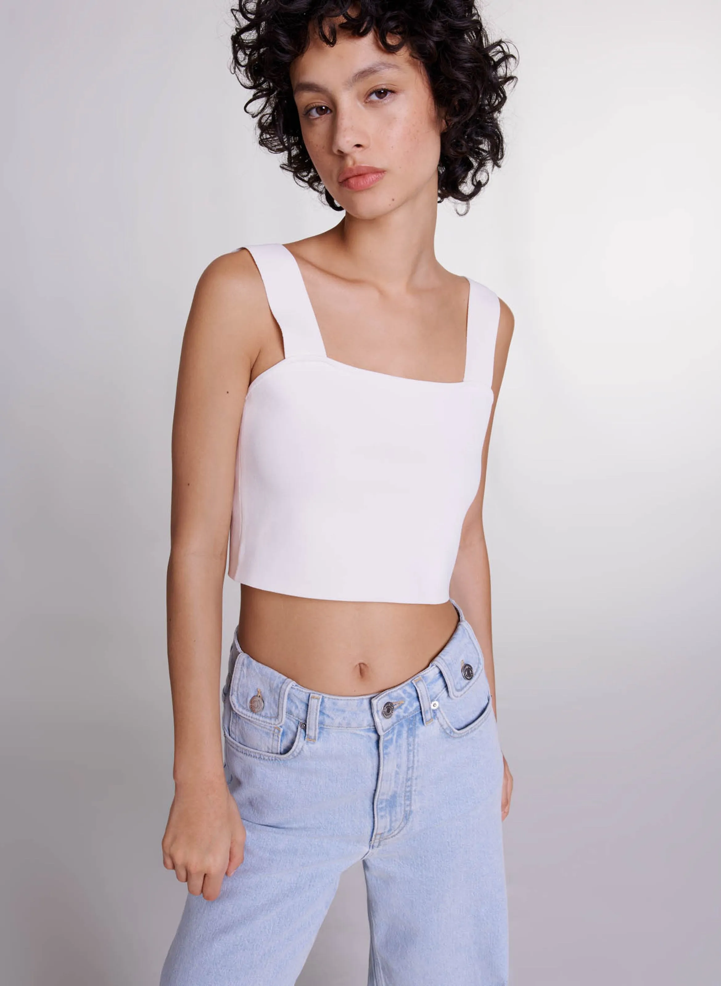  MAJE   Crop-top dritto in maglia con scollo quadrato | Bianco