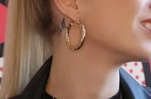 Orecchini rotondi, colore oro.