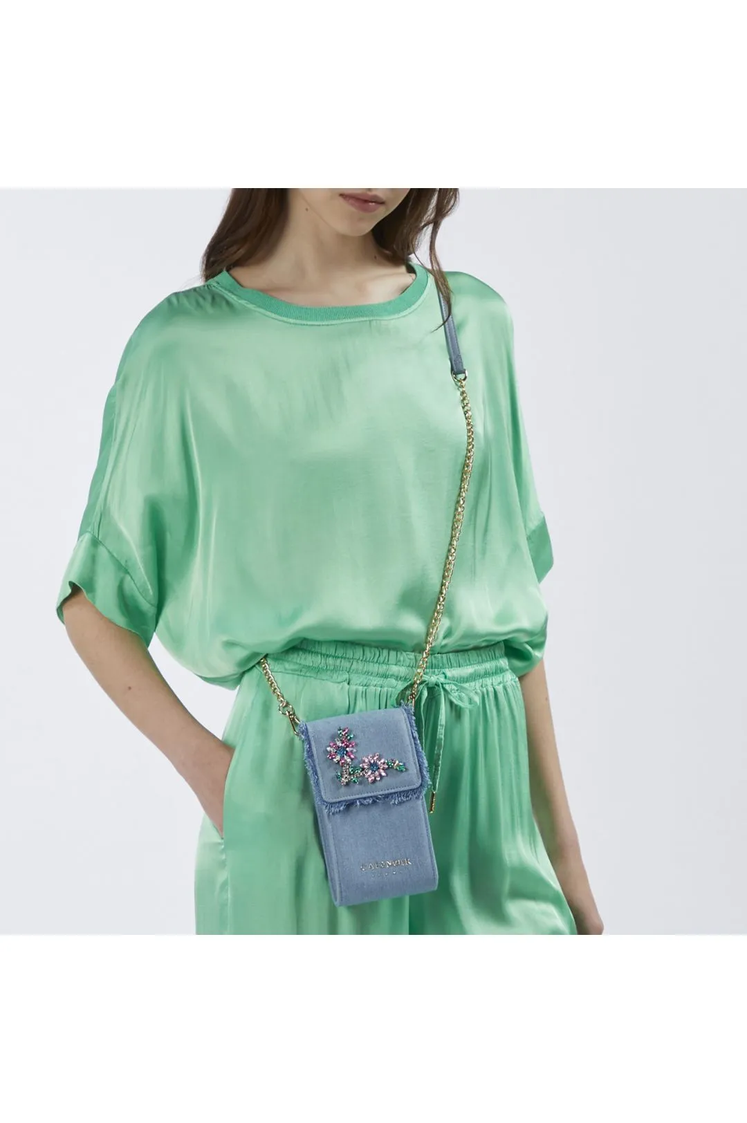 porta cellulare in denim sfrangiato con fiori di pietre e strass denim